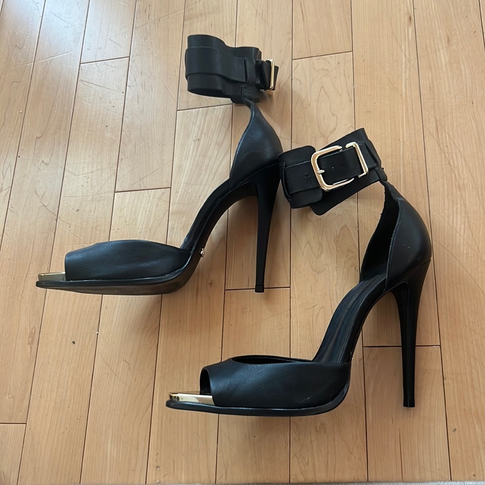 Schutz gently worn gold tipped heels